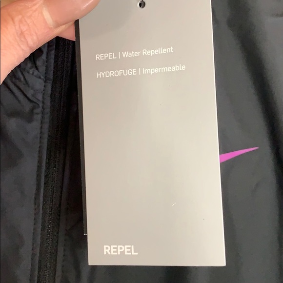 Nike Essential Water Repellent Hooded Run jacket - Picture 10 of 12